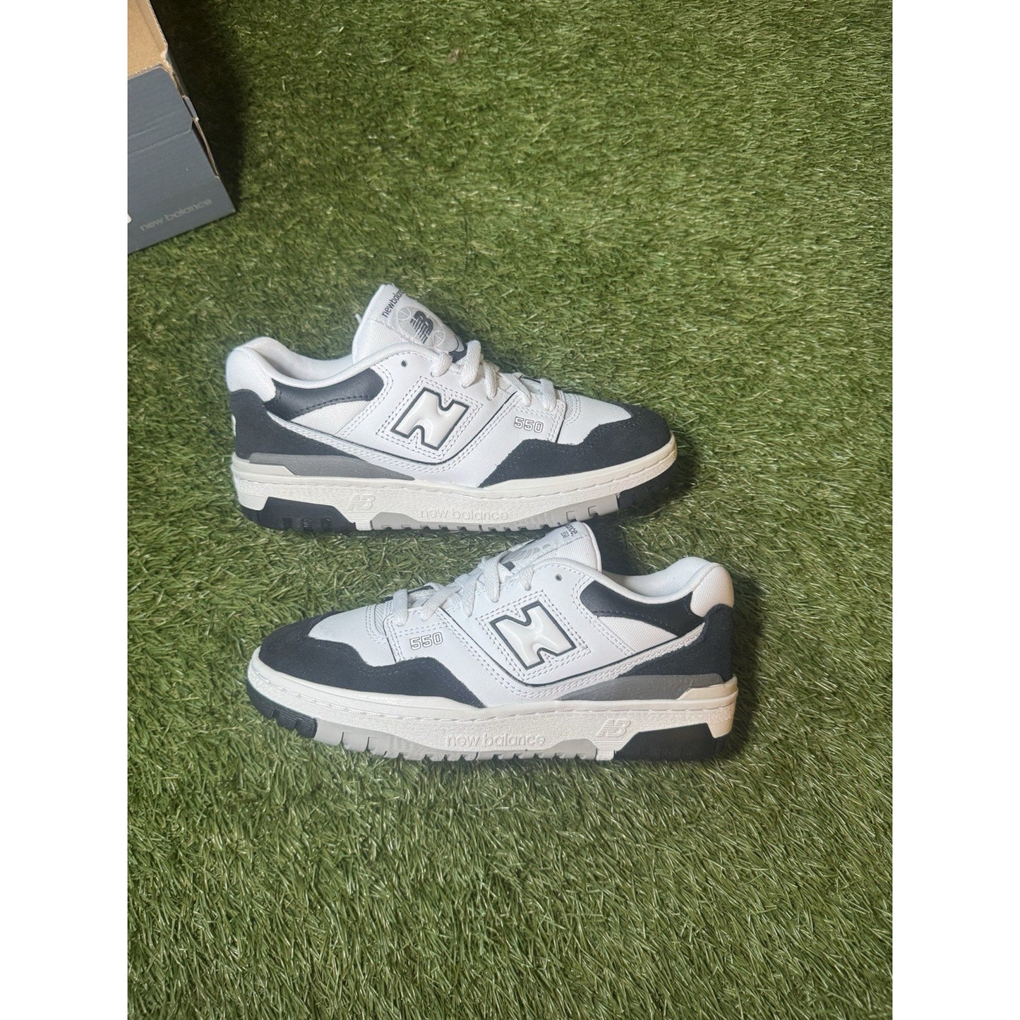 New Balance 550 White/Black Unisex Kids Athletic Sneakers US 5.5 / 7 Women’s